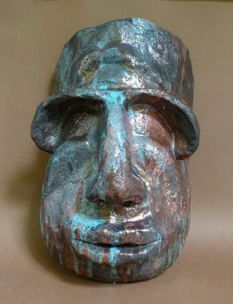 Dettaglio laterale della maschera raku con texture materica e colature di smalto turchese